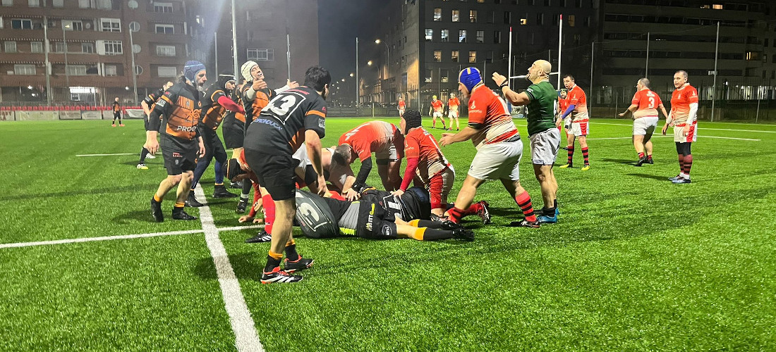 Ruck durante el partido entre los veteranos de Alcalá y Fuencarral